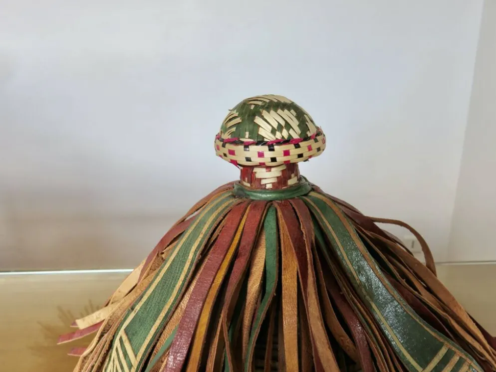 Chapeau conique africain, Fulani, en cuir et corde tressée, année 1900