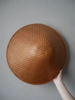 Chapeau conique ancien tressé fabrication artisanale artisanat asiatique traditionnel vintage
