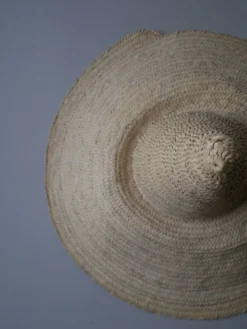 Chapeau paille osier tressé main fabrication artisanale objet décoration campagne bohème ethnique