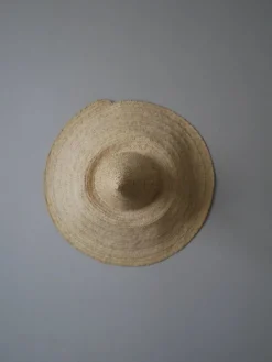 Chapeau paille osier tressé main fabrication artisanale objet décoration campagne bohème ethnique