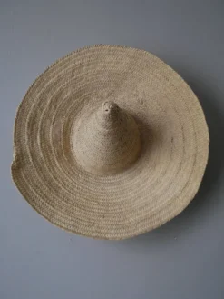 Chapeau paille osier tressé main objet décoration campagne bohème ethnique fabrication artisanale