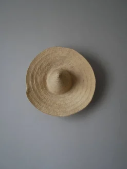 Chapeau paille osier tressé main objet décoration campagne bohème ethnique fabrication artisanale