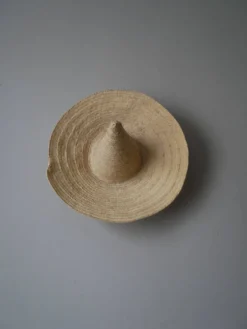 Chapeau paille osier tressé main objet décoration campagne bohème ethnique fabrication artisanale