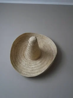 Chapeau paille osier tressé main objet décoration ethnique sombrero fabrication artisanale