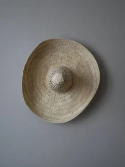 Chapeau paille osier tressé main objet décoration ethnique sombrero fabrication artisanale