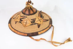 Chapeau traditionnel peul ou Tengaade fabriqué à partir de matériaux naturels d'Afrique