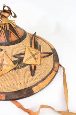 Chapeau traditionnel peul ou Tengaade fabriqué à partir de matériaux naturels d'Afrique