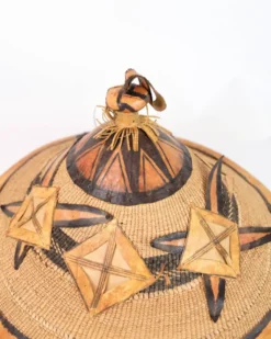 Chapeau traditionnel peul ou Tengaade fabriqué à partir de matériaux naturels d'Afrique