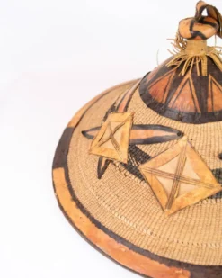 Chapeau traditionnel peul ou Tengaade fabriqué à partir de matériaux naturels d'Afrique
