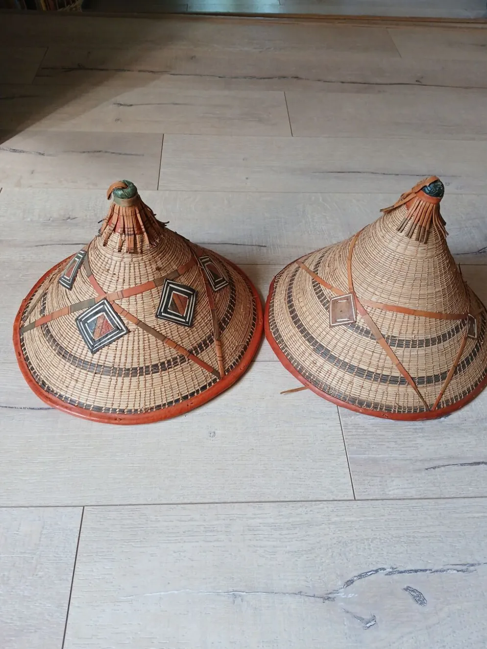 2 chapeaux africains anciens