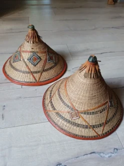 2 chapeaux africains anciens