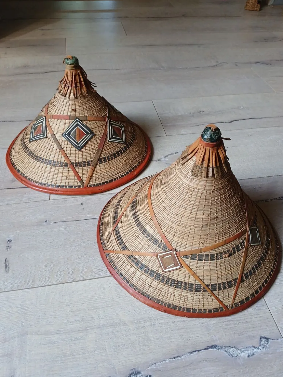 2 chapeaux africains anciens