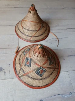 2 chapeaux africains anciens