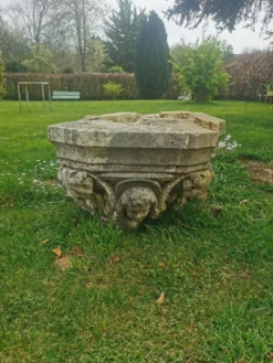Chapiteau en pierre