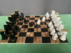 Échecs en porcelaine dans une boîte en acajou