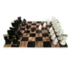Échecs en porcelaine dans une boîte en acajou