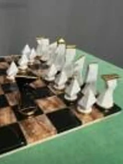 Échecs en porcelaine dans une boîte en acajou
