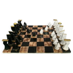 Échecs en porcelaine dans une boîte en acajou
