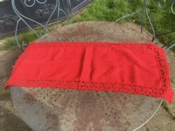 Chemin de table lin et coton et bordure au crochet de couleur rouge vintage