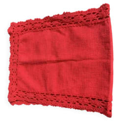 Chemin de table lin et coton et bordure au crochet de couleur rouge vintage
