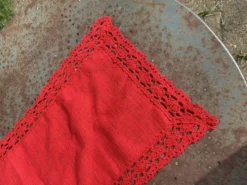 Chemin de table lin et coton et bordure au crochet de couleur rouge vintage