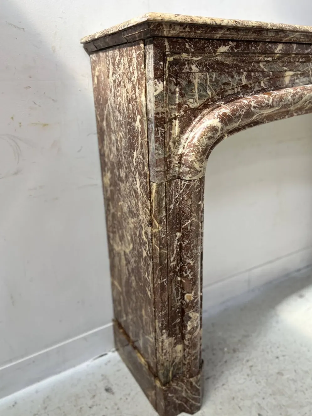Cheminée de style Louis XIV en marbre rouge moucheté XIX siècle