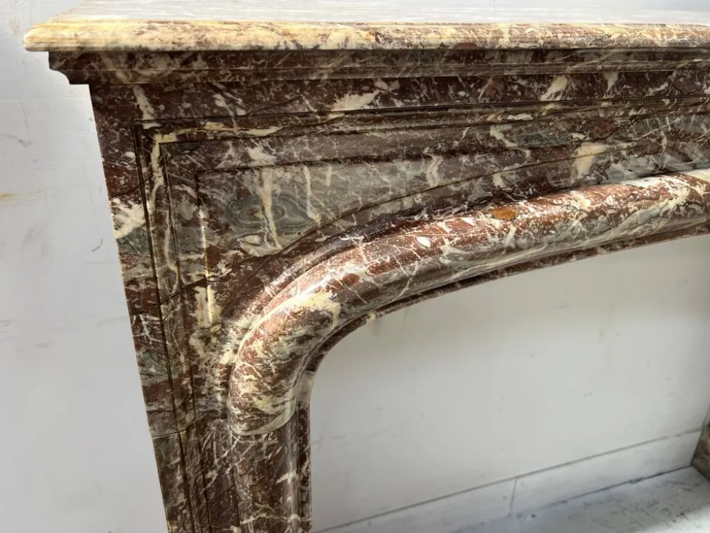 Cheminée de style Louis XIV en marbre rouge moucheté XIX siècle