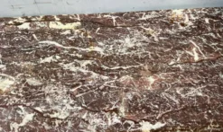 Cheminée de style Louis XIV en marbre rouge moucheté XIX siècle