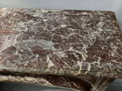 Cheminée de style Louis XIV en marbre rouge moucheté XIX siècle