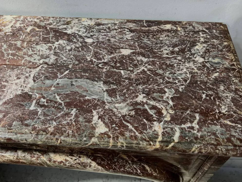 Cheminée de style Louis XIV en marbre rouge moucheté XIX siècle