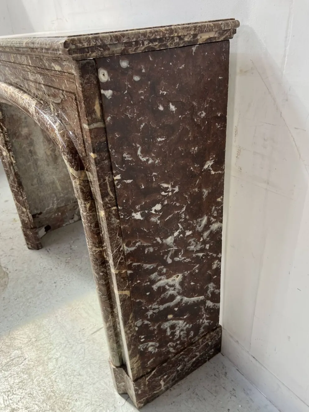 Cheminée de style Louis XIV en marbre rouge moucheté XIX siècle