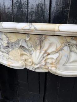 Cheminée de style Louis XV en marbre brèche violette, vers 1880