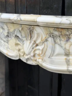 Cheminée de style Louis XV en marbre brèche violette, vers 1880