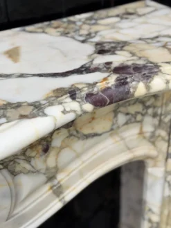 Cheminée de style Louis XV en marbre brèche violette, vers 1880