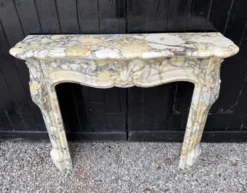 Cheminée de style Louis XV en marbre brèche violette, vers 1880