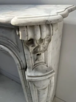 Cheminée de style Louis XV en marbre blanc veiné de Carrare XIX siècle