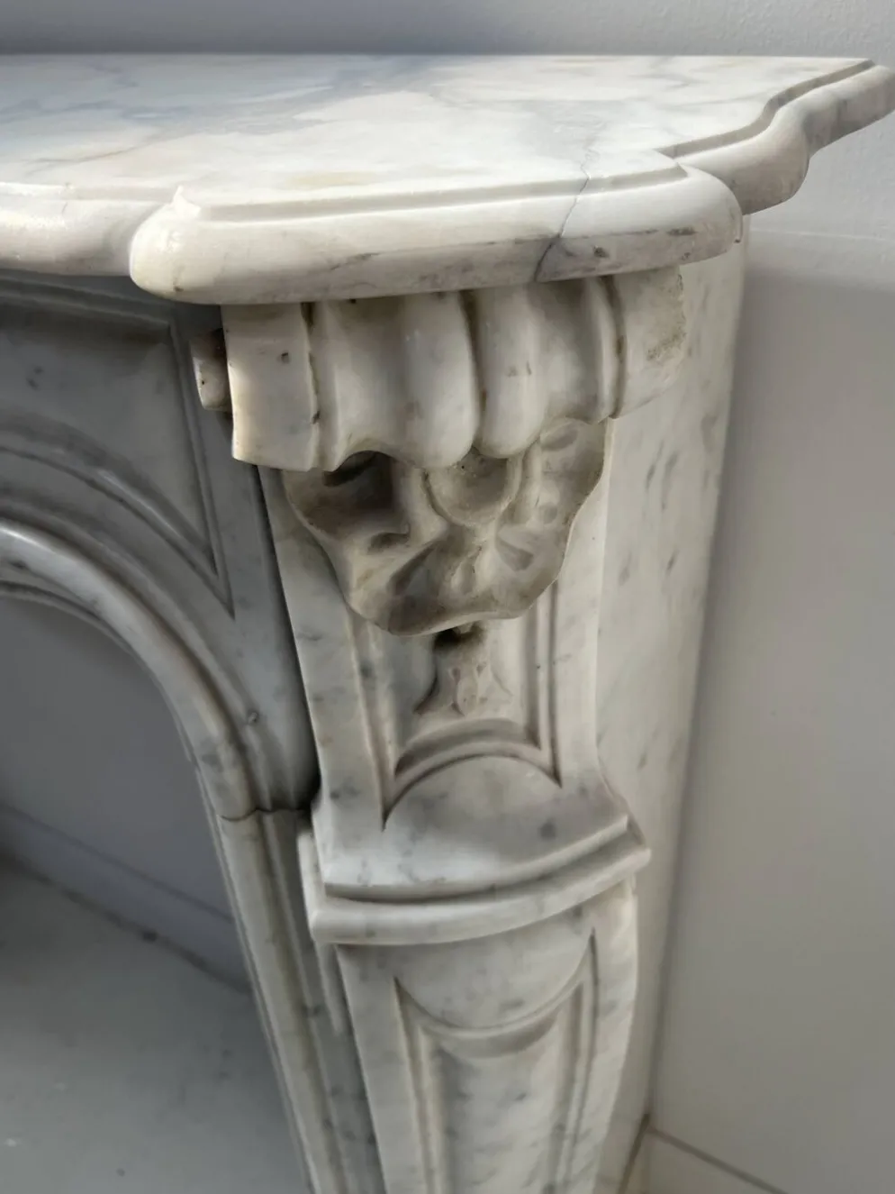 Cheminée de style Louis XV en marbre blanc veiné de Carrare XIX siècle