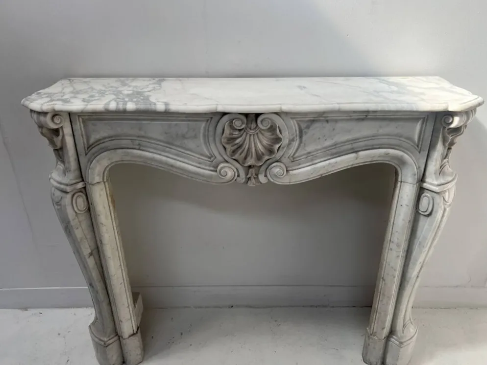 Cheminée de style Louis XV en marbre blanc veiné de Carrare XIX siècle