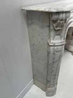 Cheminée de style Louis XV en marbre blanc veiné de Carrare XIX siècle