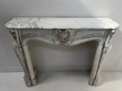 Cheminée de style Louis XV en marbre blanc veiné de Carrare XIX siècle