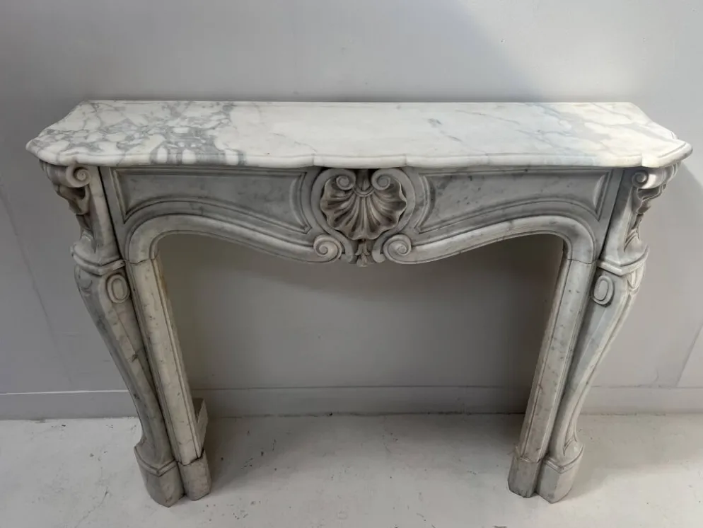 Cheminée de style Louis XV en marbre blanc veiné de Carrare XIX siècle
