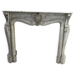 Cheminée de style Louis XV en marbre blanc veiné de Carrare XIX siècle