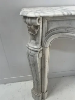 Cheminée de style Louis XV en marbre blanc veiné de Carrare XIX siècle