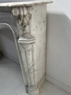 Cheminée de style Louis XV en marbre blanc veiné de Carrare XIX siècle