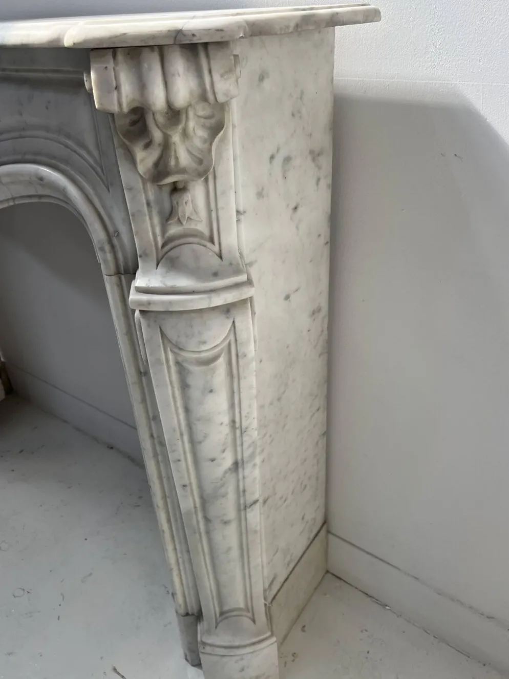 Cheminée de style Louis XV en marbre blanc veiné de Carrare XIX siècle