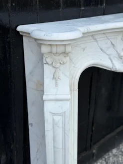 Cheminée de style Louis XV en marbre arabescato, vers 1980