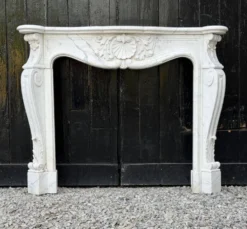 Cheminée de style Louis XV en marbre arabescato, vers 1980