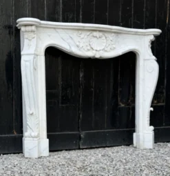 Cheminée de style Louis XV en marbre arabescato, vers 1980