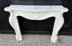 Cheminée de style Louis XV en marbre arabescato, vers 1980