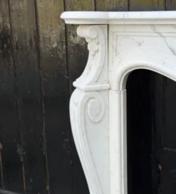 Cheminée de style Louis XV en marbre arabescato, vers 1980
